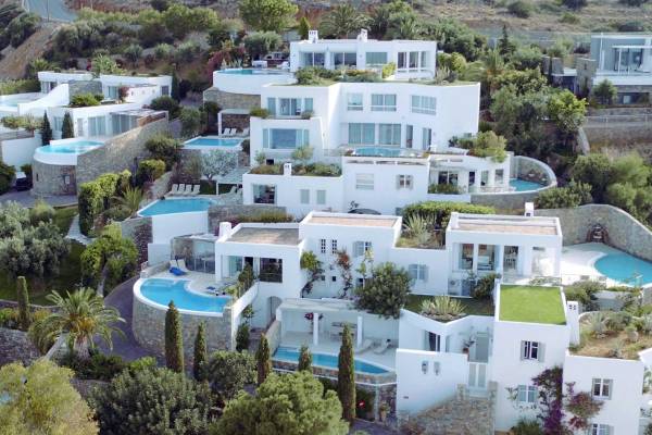 Blick von oben auf das Gelände und die Villen der Elounda Gulf Villas auf Kreta